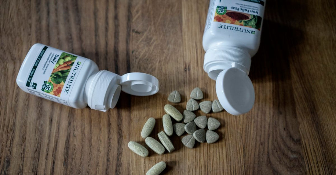 A bottle of mason folic acid 800 mcg tablets on a clean white surface, showing the label and a few tablets scattered nearby.