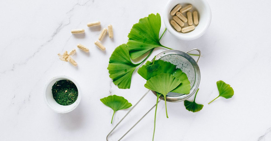 Bottle of rhodiola rosea capsules beside dried rhodiola root on a wooden surface, illustrating rhodiola rosea for stress and fatigue dosage options.