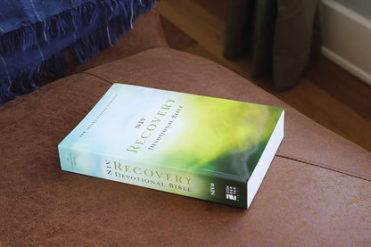 NIV, Recovery Devotional Bible, Paperback